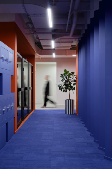 Yandex Office 03 coffee point with communal table and purple pendant lamp